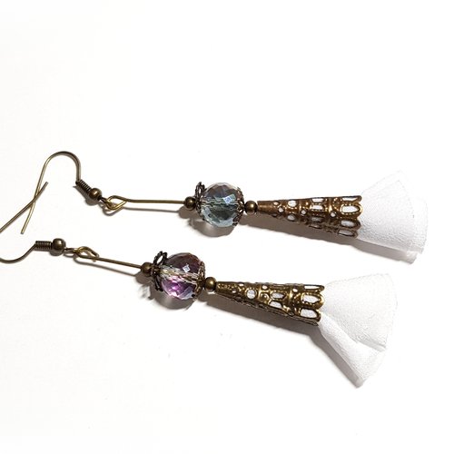 Boucle d'oreille pompons voilage blanc, perles en verre à facette transparente reflets multicolore, coupelles, crochet métal bronze