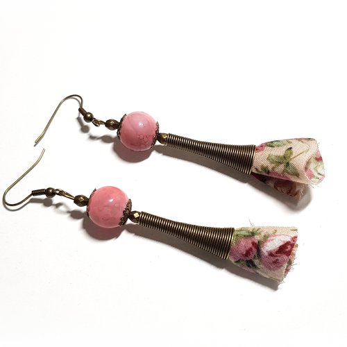 Boucle d'oreille pendante avec pompons en tissu vieux rose vert, beige clair, perles en verre, coupelles, crochet en métal bronze