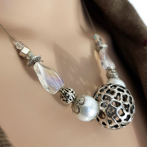 Collier perles en verre blanc, gris, transparent avec reflets, coupelles, fil, acier, fermoir, chaînette, métal acier inoxydable argenté