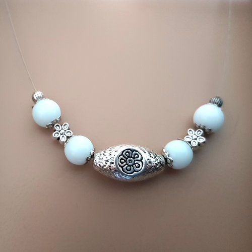 Collier mi-long, perles fleur métal et en verre blanc, coupelles, fil, acier, fermoir, chaînette en métal acier inoxydable argenté