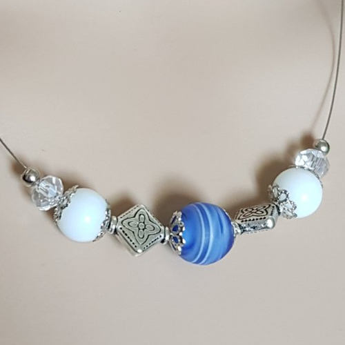 Collier mi-long fleur, perles en verre  bleu, blanc, coupelles, fil, acier, fermoir, chaînette en métal acier inoxydable argenté