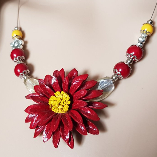 Collier fleur cuir rouge, jaune, perles verre transparent avec reflets, coupelles, fil, acier, chaînette métal acier inoxydable argenté