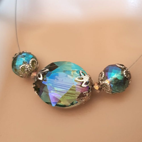 Collier perles verre à facette transparent reflets bleuté et multicolore, coupelles, fil, acier, métal acier inoxydable argenté