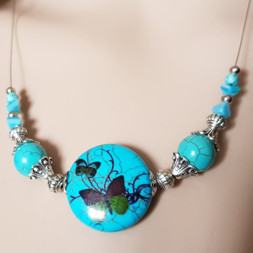 Collier papillon mi-long perles en verre ronde plate bleu, coupelles, fil, acier, fermoir, chaînette en métal acier inoxydable argenté