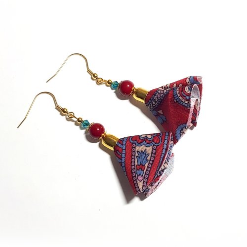 Boucle d'oreille pendante avec pompons en tissue bleu, rouge, perles en verre, coupelles, crochet en métal acier inoxydable doré