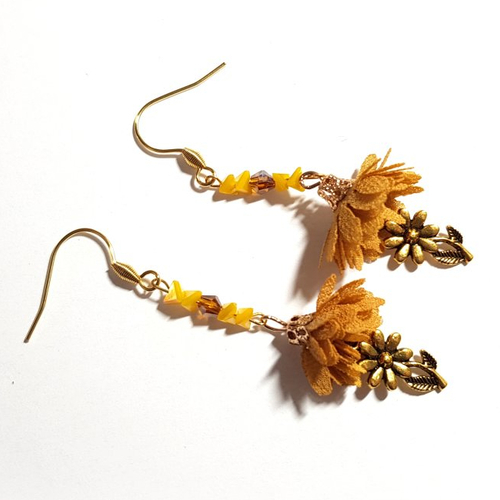 Boucle d'oreille pendante fleur pompons tissue caramel clair moutarde, perles en verre, coupelles, crochet en métal acier inoxydable doré