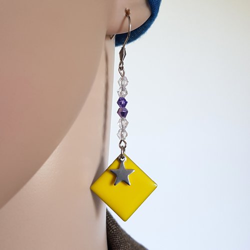 Boucle d'oreille étoile carré émaillé jaune, perles verre à facette transparente, violet, tige,crochet métal acier inoxydable argenté