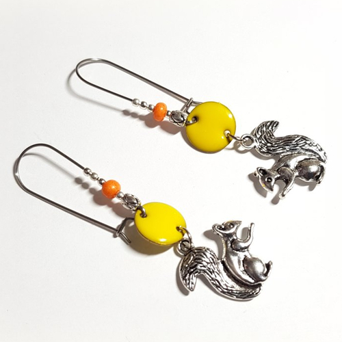 Boucle d'oreille écureuil pendante, émaillé connecteur jaune, perles en verre orange, métal acier inoxydable argenté
