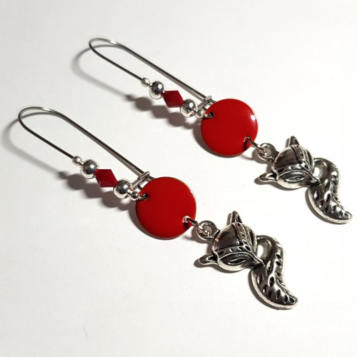 Boucle d'oreille renard pendante avec émaillé connecteur rouge, perles en verre, métal acier inoxydable argenté