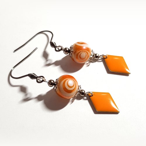 Boucle d'oreille pendante, losange émaillé orange, perles en verre, tige, crochet en métal acier inoxydable argenté
