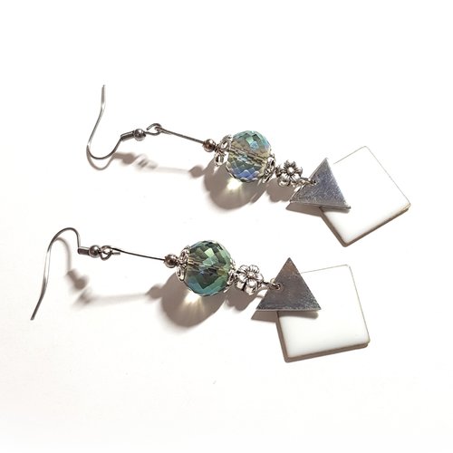 Boucle d'oreille fleur pendante carré émaillé blanc, perles en verre  transparente reflets, crochet, métal acier inoxydable argenté