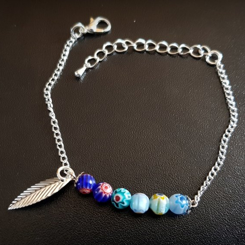 Bracelet chaîne feuille, perle en verre fleur multicolore, bleu, chaîne d’extension, goutte, fermoir mousqueton en métal argenté clair