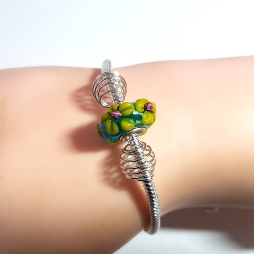 Bracelet chaîne serpent, grosse perle émaillé vert, jaune, rose, fermoir mousqueton en métal argenté clair