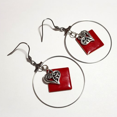 Boucle d'oreille créole pendante avec carré émaillé rouge et cœur, crochet en métal acier inoxydable argenté
