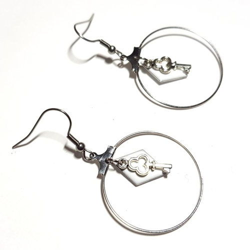 Boucle d'oreille créole pendante avec losange émaillé blanc et clé cœur, crochet en métal acier inoxydable argenté