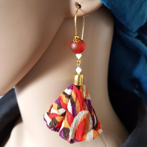 Boucle d'oreille pendante avec pompons en tissue orange corail, prune, perles en verre givré, coupelles, crochet en métal doré