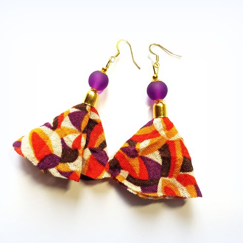 Boucle d'oreille pendante avec pompons en tissue orange, violet, perles en verre givré, coupelles, crochet en métal acier doré