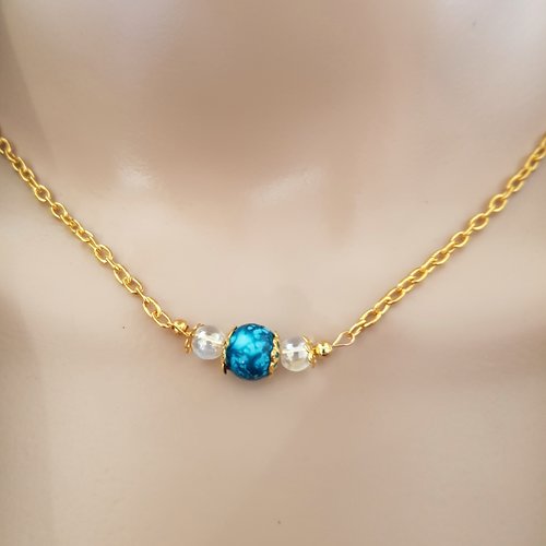 Collier avec perles en verre bleu tacheté, transparente, chaînette d’extension, coupelles, bélière en métal doré