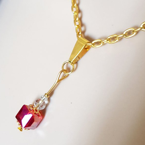Collier avec perles en verre rouge à reflets, transparent, chaînette d’extension, coupelles, bélière en métal doré