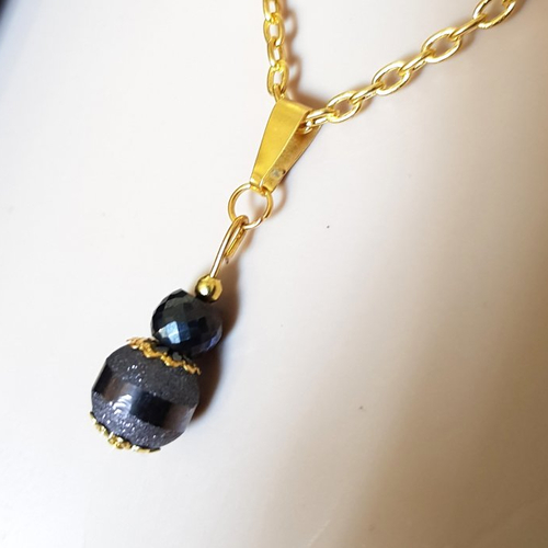 Collier avec perles en verre marron, noir, chaînette d’extension, coupelles, bélière en métal doré
