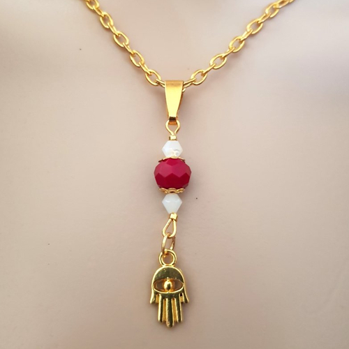 Collier perles en verre rouge, blanche à facette, main, chaînette d’extension, coupelles, bélière en métal doré