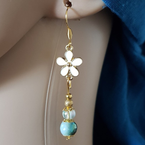 Boucle d'oreille pendante, fleur émaillé blanc, perles en verre bleu, coupelles, crochet en métal acier inoxydable doré