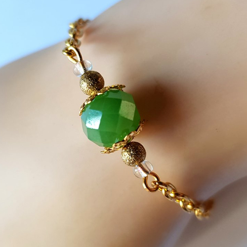 Bracelet perle en verre à facette vert, chaîne d’extension, goutte, fermoir mousqueton en métal  doré