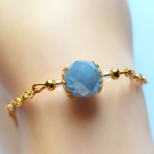 Bracelet perle en verre à facette bleu, chaîne d’extension, goutte, fermoir mousqueton en métal doré