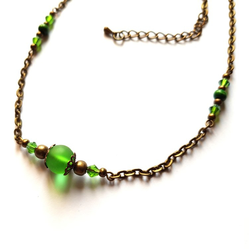 Collier perles en verre vert givrer et métal, fermoir mousqueton, chaînette d’extension, chaîne força plate en métal bronze