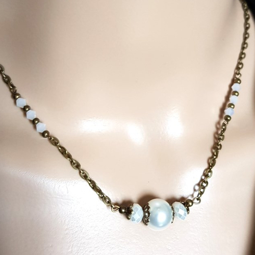 Collier perles en verre blanc et métal, fermoir mousqueton, chaînette d’extension, chaîne força plate en métal bronze
