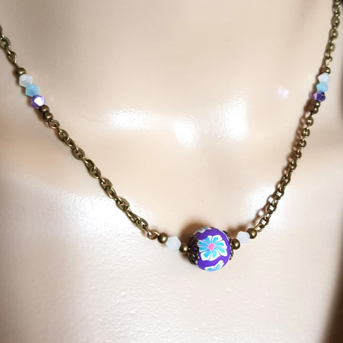 Collier perles pâte fino et verre blanc, violet, bleu, fermoir mousqueton, chaînette d’extension, chaîne força plate en métal bronze