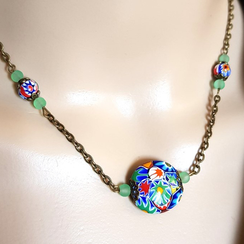 Collier perles en verre émaillé fleur multicolore, fermoir mousqueton, chaînette d’extension, chaîne força plate en métal bronze