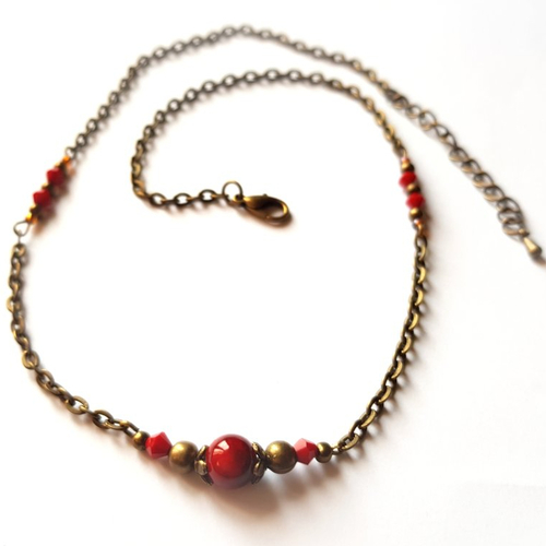 Collier perles en verre rouge et métal, fermoir mousqueton, chaînette d’extension, chaîne força plate en métal bronze