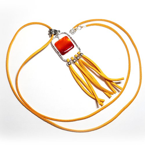 Sautoir suédine orange clair, perles nacre carré plate rouge, orange, connecteur rectangulaire, bélière, fermoir, métal argenté