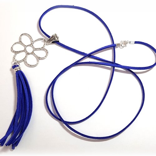 Collier sautoir en suédine avec pompon, bleu, perles, connecteur fleur, bélière, fermoir, en métal argenté