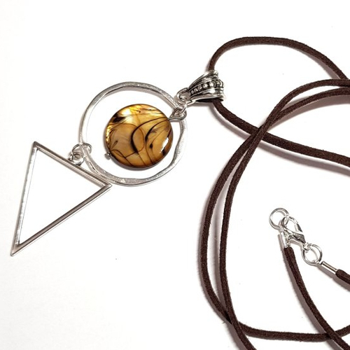 Collier sautoir en suédine marron, perles en nacre plate, connecteur rond, triangle, bélière, fermoir mousqueton en métal argenté