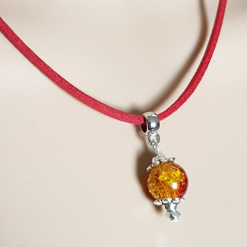 Collier en suédine rouge mat, perles en verre jaune, rouge craquelé, bélière, fermoir mousqueton en métal argenté
