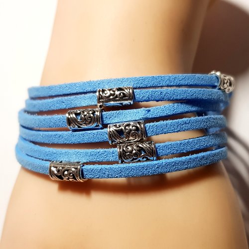 Bracelet manchette en suédine bleu, perles, griffe, fermoir toggle en métal argenté