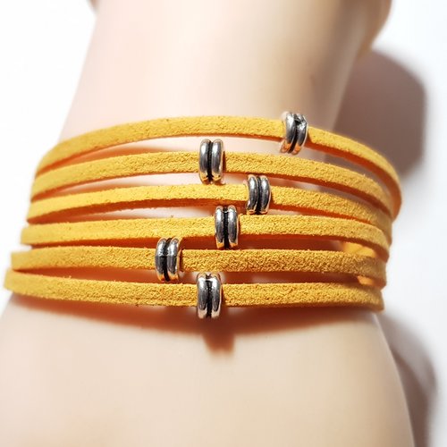 Bracelet manchette en suédine orange clair, perles, griffe, fermoir toggle en métal argenté