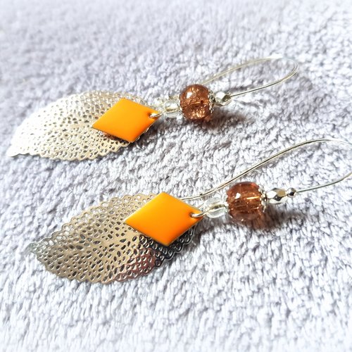 Boucle d'oreille pendante, feuille filigrane ajouré, losange émaillé orange, perles en verre ambre transparente,métal argenté