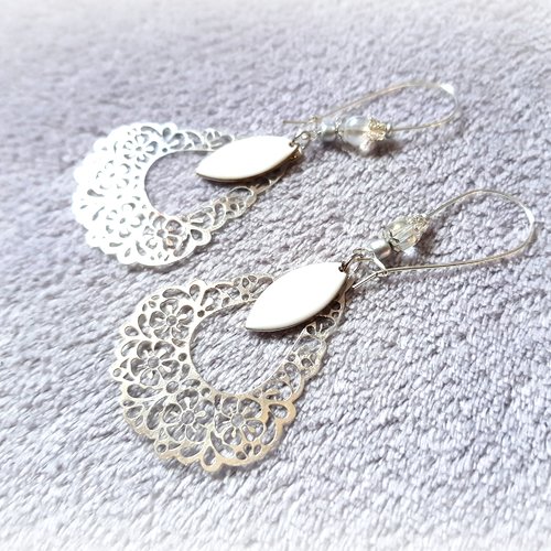 Boucle d'oreille pendante, goutte fleur filigrane ajouré, ovale émaillé blanc, perles en verre transparente, crochet en métal argenté