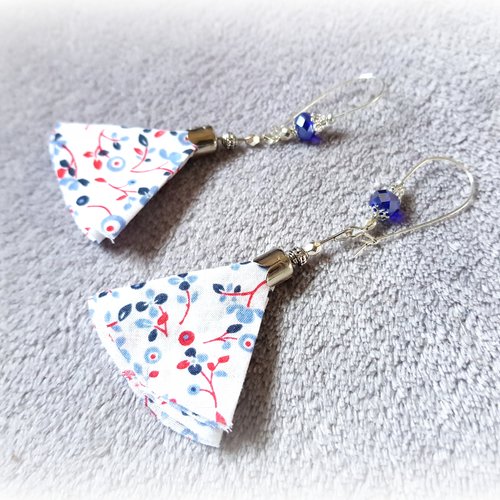 Boucle d'oreille pendante avec pompons en tissu blanc, bleu, rouge, perles en verre, coupelles, crochet en métal argenté