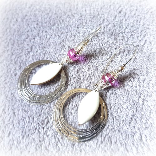Boucle d'oreille pendante rond ajouré, losange émaillé blanc, perles en verre rose, coupelles, crochet en métal argenté