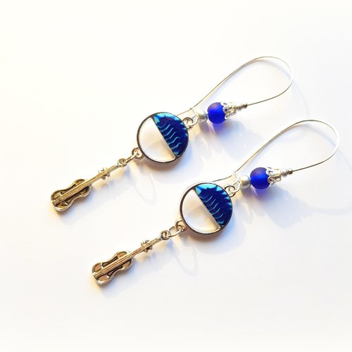Boucle d'oreille pendante violon musique, rond émaillé bleu, perles en verre, coupelles, crochet en métal argenté