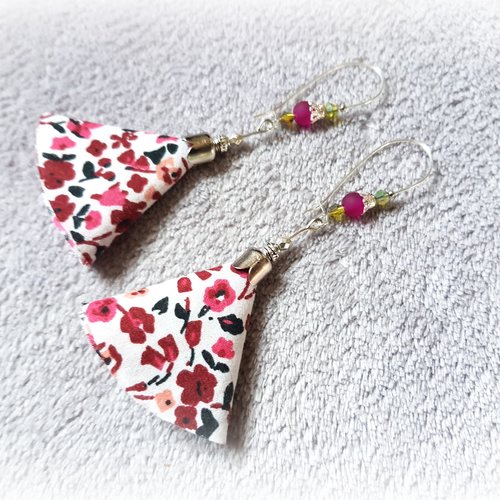 Boucle d'oreille pendante avec pompons en tissu à fleur rouge, bordeaux perles en verre, coupelles, crochet en métal argenté