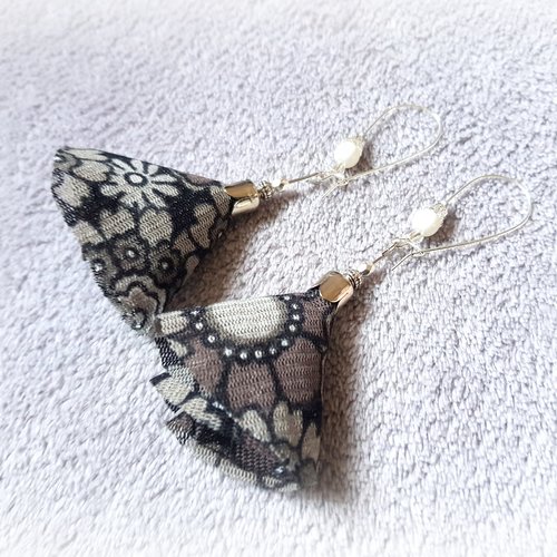 Boucle d'oreille pendante avec pompons en voilage fleur noir, beige, marron, perles en verre blanc, coupelles, crochet en métal argenté