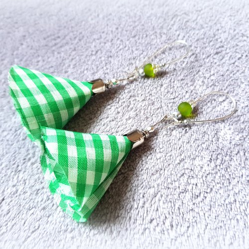 Boucle d'oreille pendante avec pompons en tissu vert, blanc, perles en verre, coupelles, crochet en métal argenté