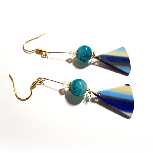 Boucle d'oreille pendante, triangle en résine bleu, écru, perles en verre bleu,tige, coupelles, crochet en métal acier inoxydable doré