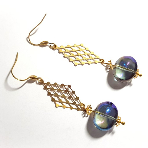 Boucle d'oreille connecteur filigrane losange, perles verre transparente reflets violet, bleuté, crochet métal acier inoxydable doré
