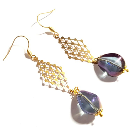 Boucle d'oreille connecteur filigrane losange, perles verre transparente reflets violet, bleuté, crochet métal acier inoxydable doré